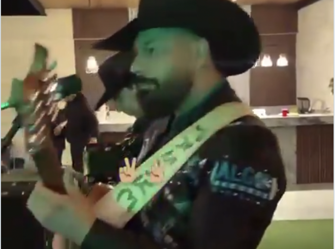 Le Manoseaba Su Guitarra 